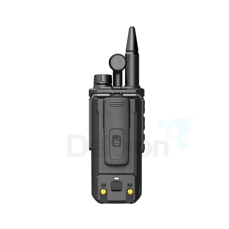 Achterzijde Quansheng TK11(8)  handheld transceiver voor AM, FM én SSB met een vermogen van 10W