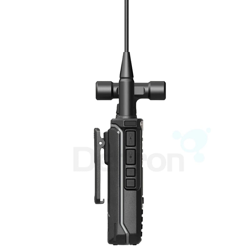 Zijkant Quansheng TK11(8) is handheld transceiver met bedieningsknoppen en riemclip aan de achterzijde