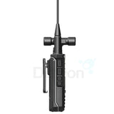 Zijkant Quansheng TK11(8) is handheld transceiver met bedieningsknoppen en riemclip aan de achterzijde