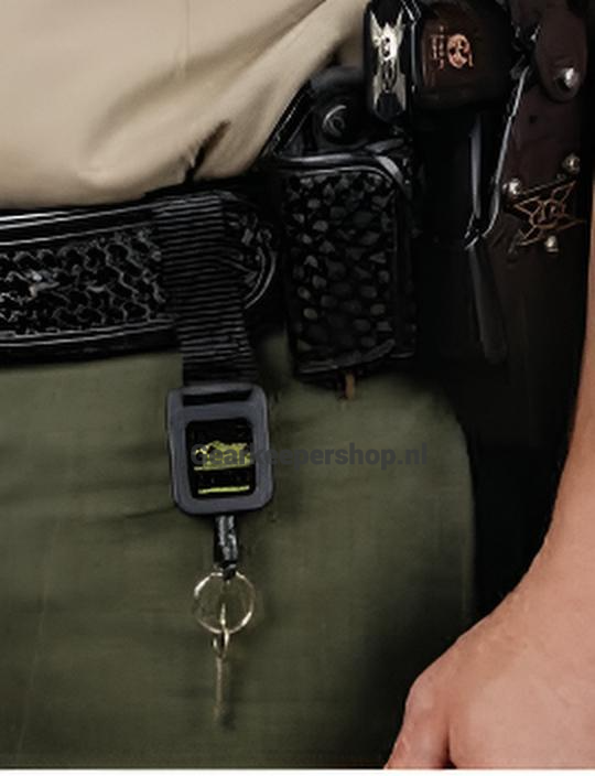 Een RT2-5830 retractor bevestigd aan een broekriem met daaraan een sleutel