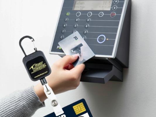 Een handige retractor waaraan je je id-badge of toegangspas kunt bevestigen zodat je deze altijd bij de hand hebt en nooit kwijt kunt raken