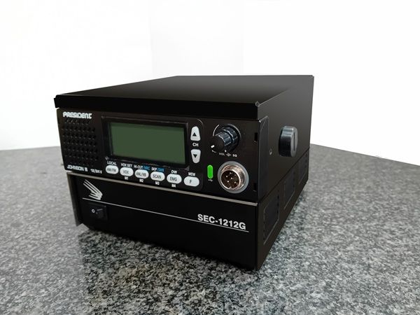 RoadPro_basis kast waarin je een President Johnson-3 en een Samlex SEC-1212 of een SEC-1223 voeding kunt plaatsen