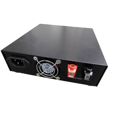 Achterkant van de Samlex SEC-1235G elektronische voeding met daarop de aansluitingen, ventilator en 230V aansluiting