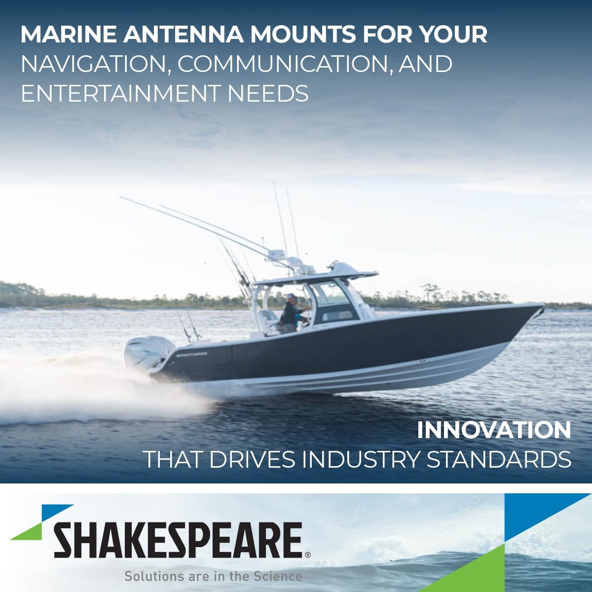 Speedboot op het water met shakespeare antennes en antennebeugels erop gemonteerd