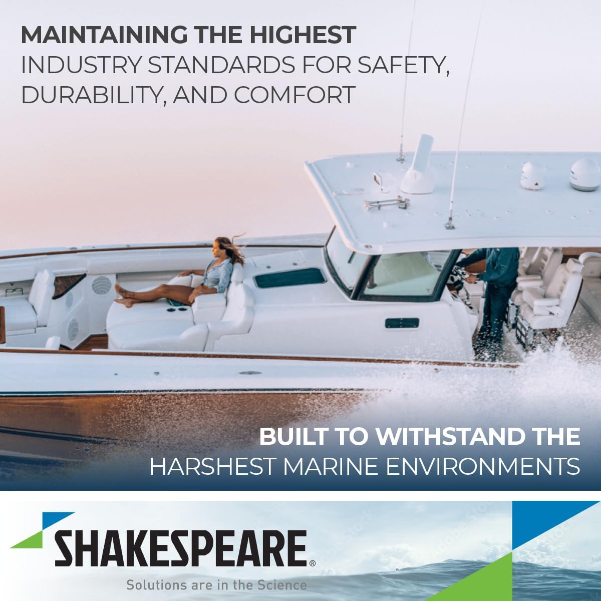 Boot met vrouw voor op het dek varend in het water met shakespeare antennes en antenne beugels erop gemonteerd