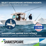 Vissersboot op het water met vishengels  uitgegooid. op de boot is een shakespeaere antenne en antenne beugel gemonteerd