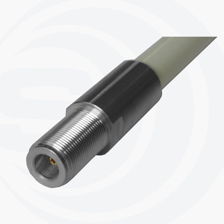 N-Female aansluiting onderaan een Sirio antenne