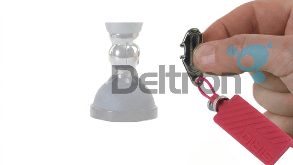 Sirio Safety set antenne sleutel chrome met rode tag in de hand van iemand die een antenne vast of los gaat draaien
