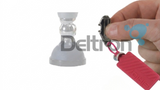 Sirio Safety set antenne sleutel chrome met rode tag in de hand van iemand die een antenne vast of los gaat draaien