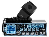 Stryker SR-955HPC 10M transceiver meet lichtblauwe display verlichting en handmicrofoon bovenop