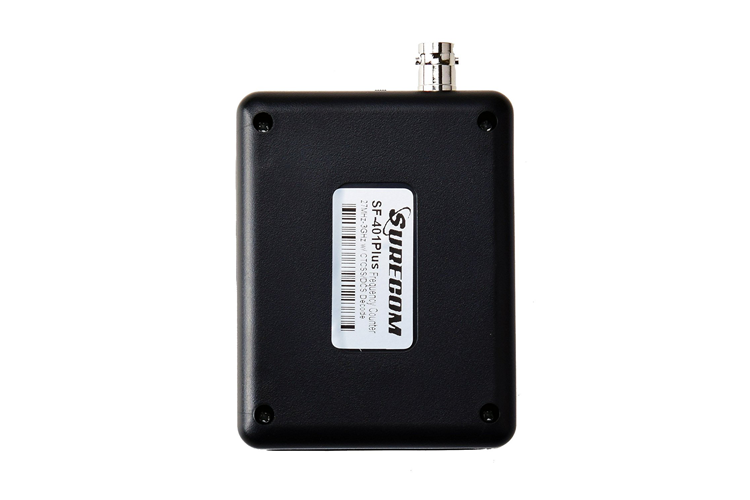 Achterzijde van de Surecom SF-401 Plus frequentie counter