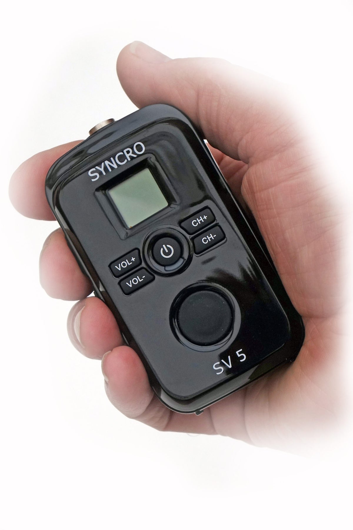 Syncro SV-5 kleine portofoon zonder antenne in de hand zodat je kunt zien hoe klein hij werkelijk is
