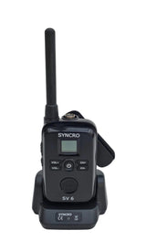 Syncro SV-6 compacte UHF portofoon met antenne en riemclip staat in een desktop lader