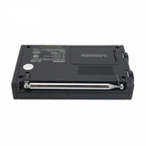 Achterzijde van de Tecsun PL-330 wereldontvanger in liggende positie