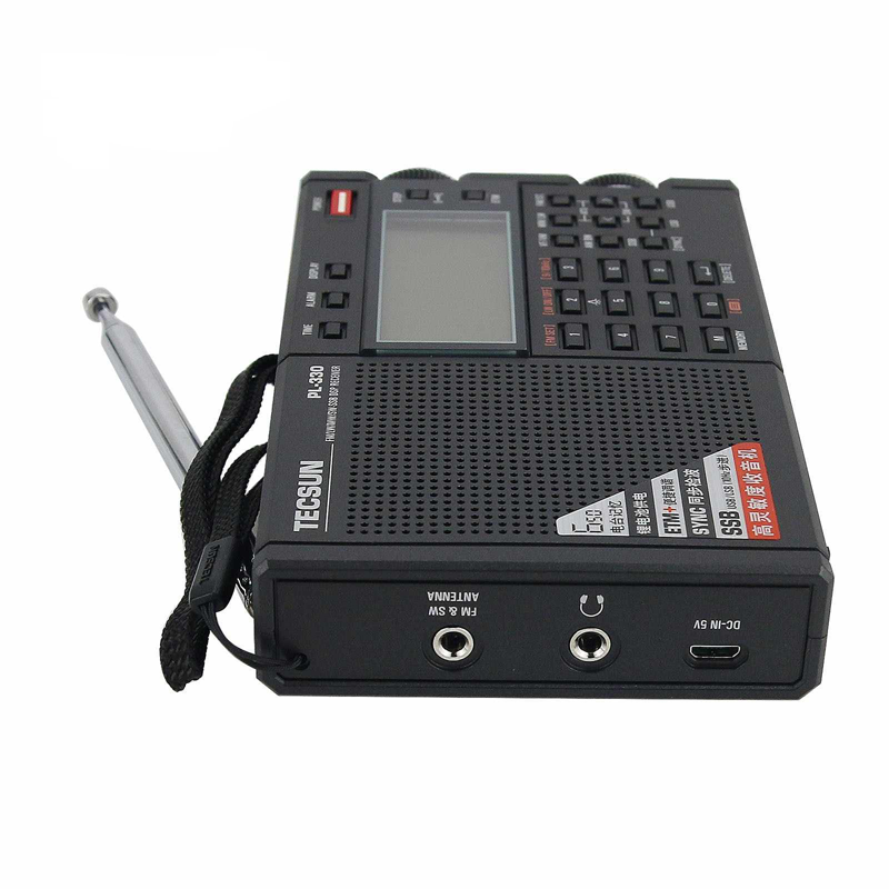 Lliggende Tecsun PL-330 wereldontvanger met de zijkant waar je de externe antenne aansluiting, koptelefoon aansluiting en USB-aansluiting ziet