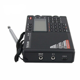 Lliggende Tecsun PL-330 wereldontvanger met de zijkant waar je de externe antenne aansluiting, koptelefoon aansluiting en USB-aansluiting ziet