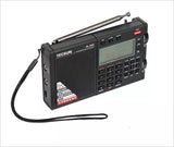 Boven aanzicht van de Tecsun PL-330 wereldontvanger met draagkoord, telescopische antenne en groot display
