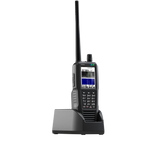 Uniden SDS150 handscanner in de meegeleverde bureaulader waarin ook een extra accu sleuf zit