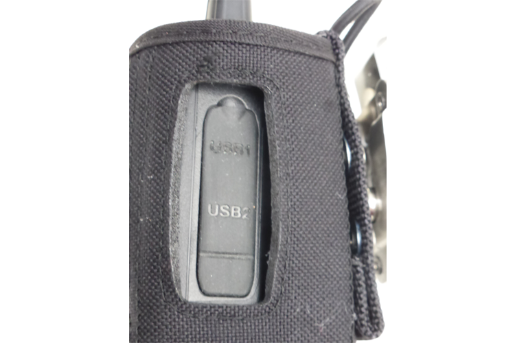 Close up uitspraing zijknop in de nylon case voor de Unniden SDS100E scanner