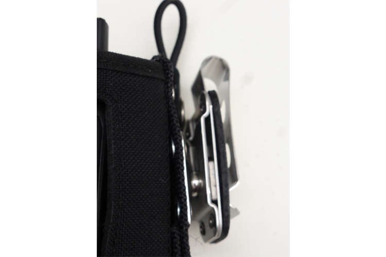 Zijkant van de nylon draagtasje voor de Uniden SDS100E