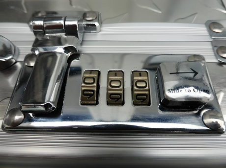 Close up van het cijferslot op de Vaultz veiligheidskoffer die geleverd wordt met staalkabel en draagriem