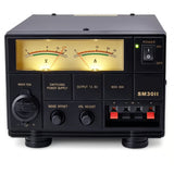 Voorzijde van de Moonraker SM-30IIE voeding met groot display voor het aflezen van voltage en amperage, bedieningsknoppen en aansluitingen