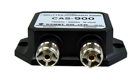 Close-up voorzijde van de Comet CAS-900 antennesplitter met twee SO-239 (UHF-Female) aansluitingen