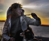 Vrouw samen met haar hond in de schemering met een GP CH42 hoofdlamp in gebruik