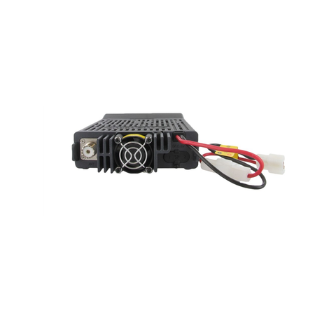 Achterkant van de Wouxun KG-UV980P quad band transceiver met daarop de koelventilator, voedingskabelen antenne aansluiting