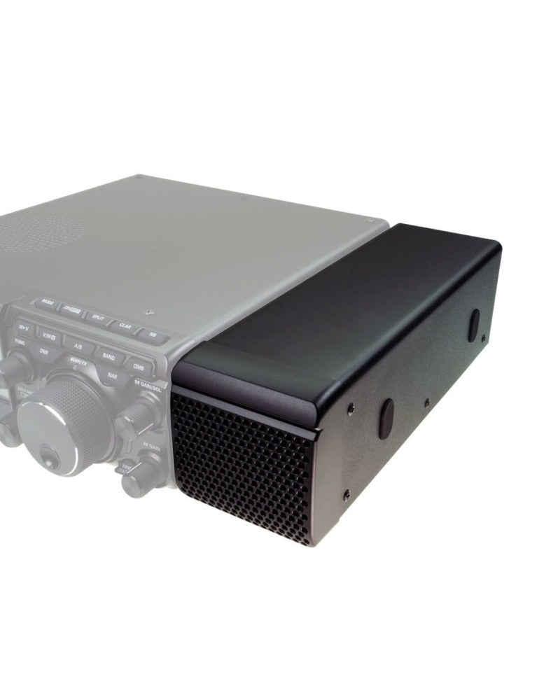 Yaesu SP-40 externe luidspreker aan de rechterkant geplaatst van een Yaesu FT-710 transceiver