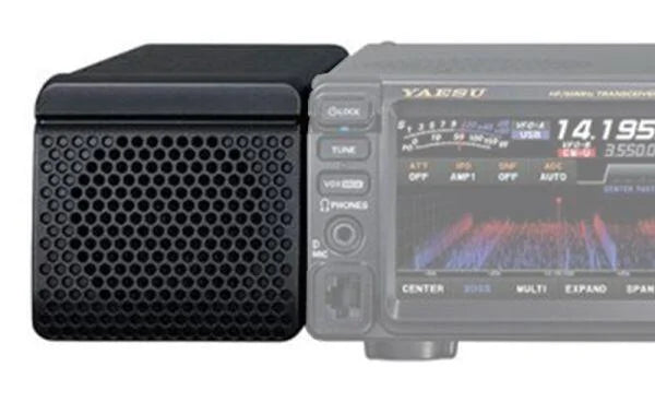 Yaesu SP-40 externe luidspreker aan de linkerkant van een Yaesu FT-710 transceiver geplaatst