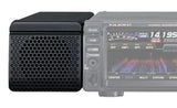 Yaesu SP-40 externe luidspreker aan de linkerkant van een Yaesu FT-710 transceiver geplaatst