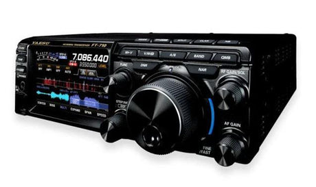 Close-up van de Yaesu FT-710 Field SDR transceiver met display en knoppen