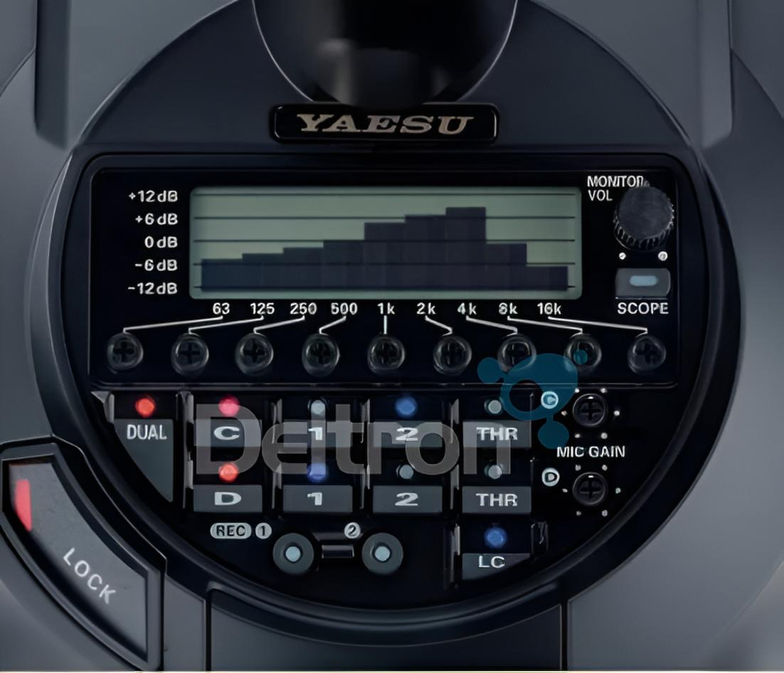 Detail weergave van het scherm en de toetsen op de Yaesu M1 tafelmicrofoon