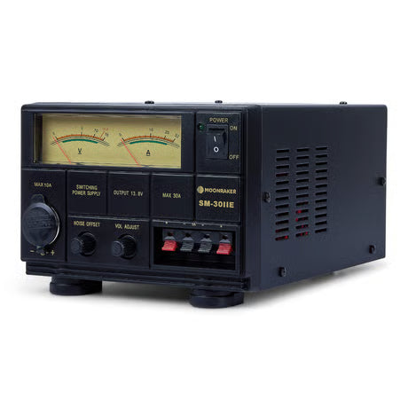 Zijkant van de Moonraker SM-30IIE 30 ampère voeding met twee analoge meters voor volt en ampère, aansluitingen en bedieningsknoppen