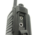 Close-up van de accessoire aansluitingen op de Dynascan DV11 uhf portofoon met DMR