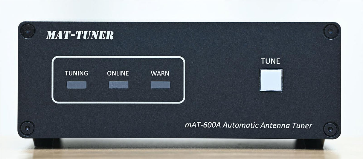 Voorzijde van de mAT-600A  automaische antenne tuner